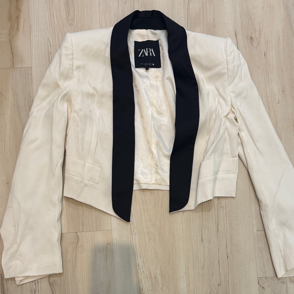 Zara Women's Elegant Cream Blazer with Black Lapel